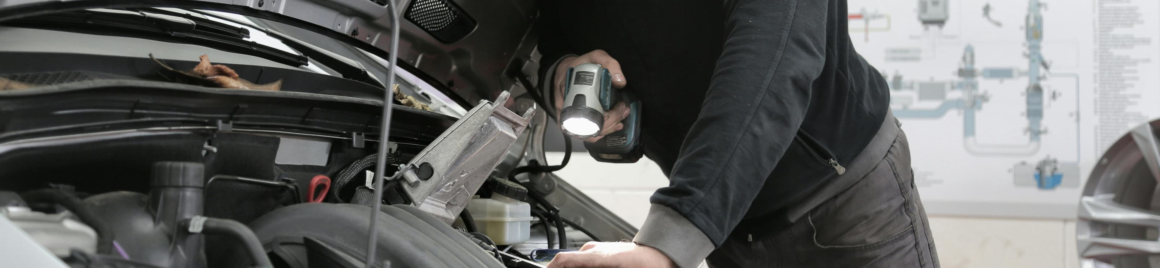 Mécanicien inspectant un véhicule pour le rachat